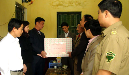 Hàng năm vào các dịp lễ, tết, lãnh đạo huyện Yên Bình tổ chức thăm hỏi, tặng quà các gia đình người có công, gia đình chính sách trên địa bàn.